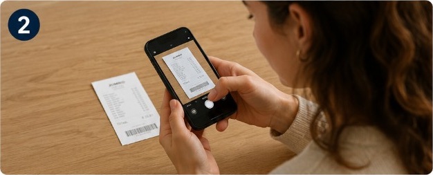 Persoon maakt met de telefoon een foto van de kassabon